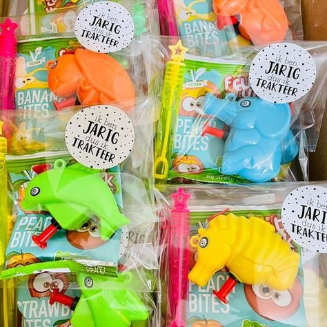 Finding toddler party favors for a Birthday can sometimes be tricky. I've rounded up over 100 ideas for you. From the bags that hold them, to cheap and easy fillers or favors that aren't junk. I'm going to run through all of the different options and help you decide what types of favors you need for your goodie bags. Head over to A Visual Merriment for the deets! | #toddler #party #favor Cheap Kids Party Favors, Souvenirs Birthday Kids, Birthday Party Gift Bag Ideas, Toddler Party Favors, Goodie Bags For Kids, Birthday Party Packs, Toddler Parties, Birthday Souvenir, Toddler Birthday Party