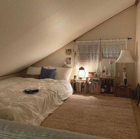 Minimal Bedroom Design, Small Attic Room, Attic Bedroom Designs, Minimal Bedroom, Attic Bedrooms, Room Redesign, Sleeping Loft, Attic Bedroom, Minimalist Room