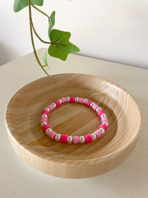 Pearl Bracelet Outfit, Bracelet Outfit, Clay Bead Jewelry, Flower Wall Hanging Decor, Diy Paper Wall Hanging, Room Hanging Decor, Bracelets Outfit, Make Clay Beads, Pink Beaded Bracelet