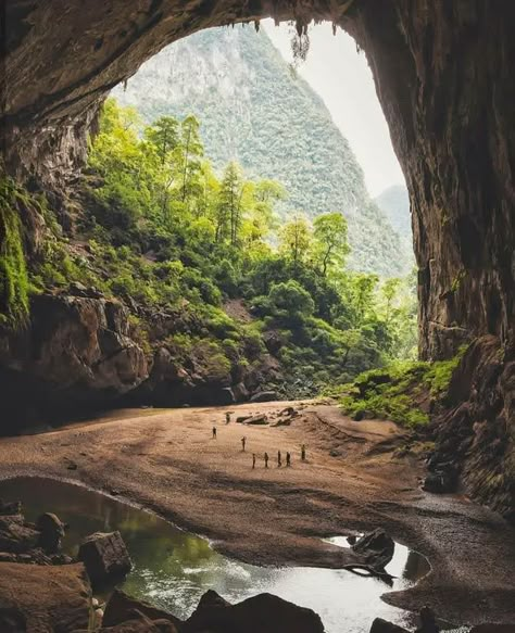 Hang Son Doong Caves Vietnam Phong Nha Ke Bang National Park, Vietnam Voyage, Asia Trip, Travel Vietnam, Destination Voyage, Nightlife Travel, South East Asia, Amazing Travel, Vietnam Travel