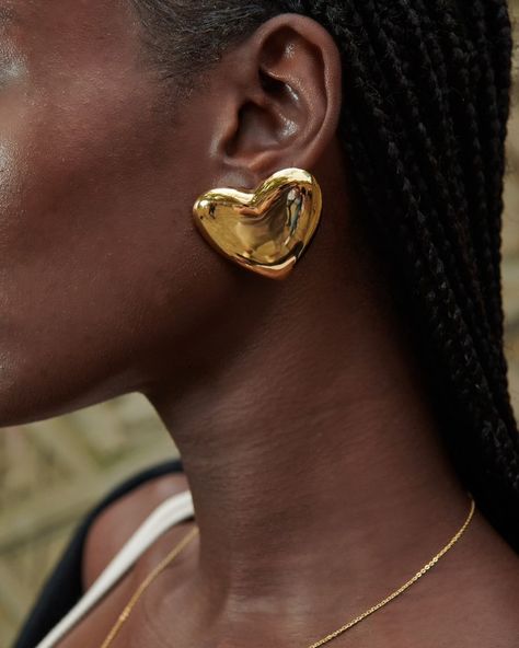 Hey Earrings 😍 #baddie #style #earrings #gold #confidence #women #jewelry #pretty #beautiful #goddess Jewelry Inspiration Earrings, Chunky Heart Earrings, Elegant Accessories Jewelry, Bold Gold Earrings, Earrings 2024 Trends, Timeless Gold Jewelry, Unique Jewelry Inspiration, Bottega Earrings, Hoop Earrings Outfit