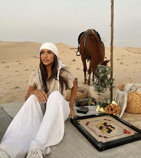 Egypt Outfits Women, Sahara Desert Outfit, Dubai Desert Outfit, Morocco Travel Outfit, Desert Outfit Ideas, Dubai Outfits Ideas, Egypt Outfits, Dubai Outfit, Desert Outfit