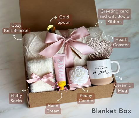 GIFT BOX INCLUDES:♥ Ceramic Speckled Mug (world's best mom printed)♥ Off White Fuzzy Socks (one size fits most)♥ Rose shaped scented candle♥ Off White Throw Blanket♥ Heart Shaped Coaster♥ Rose Hand Cream♥ Gold Spoon Beige Gift Box Ideas, Bathroom Basket Ideas Wedding, Gifting Business Ideas, Mug Fillers Gift Ideas, Best Gift Ideas For Women, One Rose Gift, Gift Box Business Ideas, Creative Gift Box Ideas, Mom Bday Gifts Ideas