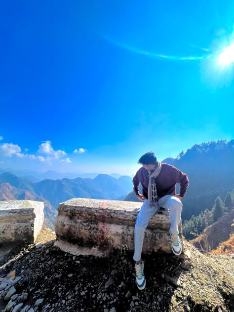 Mountain Pictures Poses Men, Hill Station Picture Ideas, Poses For Men In Nature, Meghalaya Outfit Ideas, Manali Photoshoot Ideas, Mountains Pose Ideas, Mountain Pics Aesthetic, Mountain Poses Photo Ideas Aesthetic, Nature Photography Poses For Men