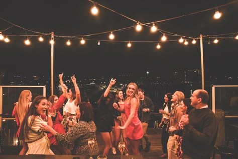 Engagement Rooftop Party, Rooftop Bday Party Ideas, Rooftop Party Decorations Night, Birthday Rooftop Party Ideas, Rooftop Bar Wedding, Rooftop Party Decor, Rooftop Party Night, Rooftop Birthday Party Decorations, Rooftop Party Decorations