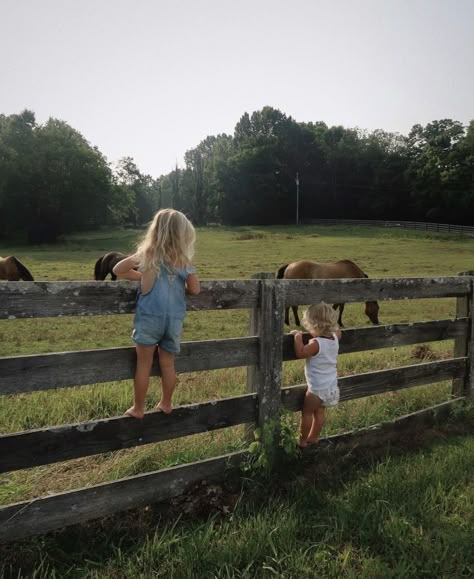 Future Country Family Goals, Country Farm Life Aesthetic, Farm Mom Aesthetic, Farm Living Aesthetic, Western Family Aesthetic, Nature Mom Aesthetic, Aesthetic Farm Life, Farm Lifestyle Simple Living, Dream Country Life