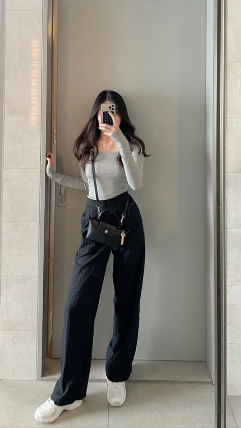 Cleangirl Outfit, Celana Jins Wanita, Ootd Ngampus, Hijab Simple, Outfit Korean Style, Korean Outfit Street Styles, College Outfit, Outfit Korean, Casual College Outfits