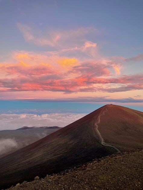 mountain upon the clouds with a beautiful sunset Hawaii Mountains Aesthetic, Kona Hawaii Aesthetic, Mauna Kea Hawaii, Hawaiian Aesthetic, Summer Widgets, Hawaii Mountains, Sunsets Hawaii, 2024 Travel, Mountains Aesthetic