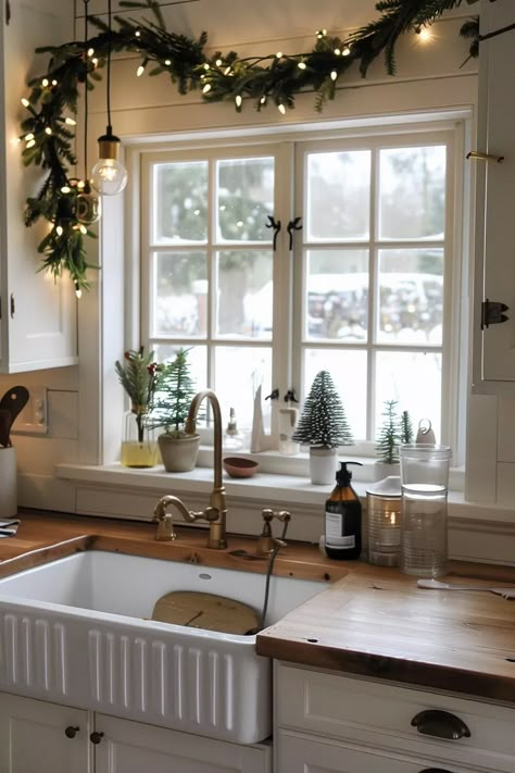 19 Small Apartment Christmas Decor Ideas For Every Room Small House Christmas Decor, Hygge Christmas Decor, Apartment Christmas, Christmas Decorations Apartment, Hygge Christmas, Cozy Christmas Decor, Christmas Apartment, Xmas 2024, Christmas Window Decorations