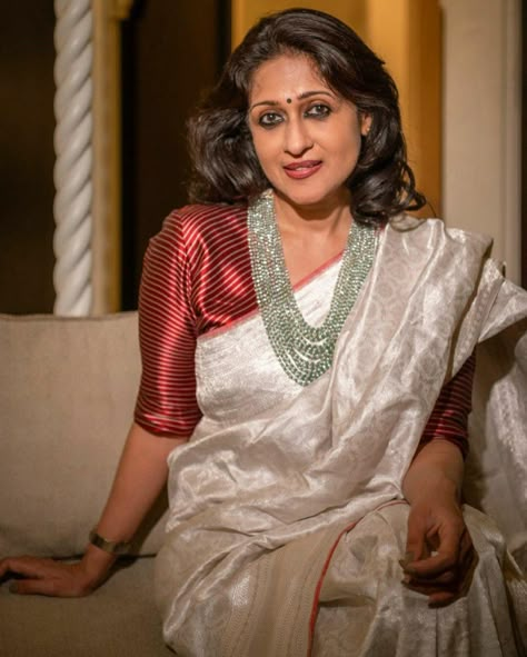 Nisha Narayanan, Casual Saree Look, Classy Saree, Saree With Contrast Blouse, Stylish Saree, Saree Styling, Banaras Sarees, Draping Styles, Saree Blouse Styles