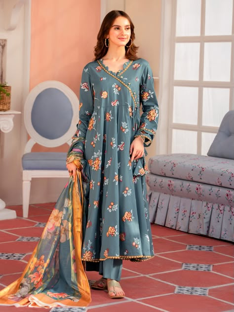 Full Printed Suit Design, Dress Design Pakistani, Lawn Dress Design, Long Frock Designs, Short Frock, Lawn Design, Maxi Design, Kameez Designs, Shirt Trouser