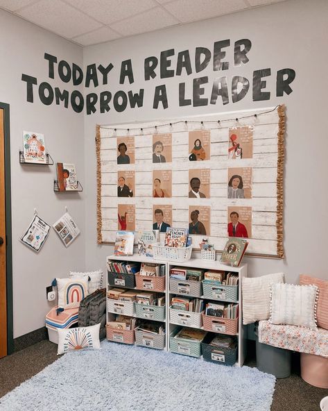 The class reading nook of my literal DREAMS🤩🥺 I am so happy to say I’m done with this corner and I couldn’t be more in love!!! 📚✨ A big… Reading Nook Classroom, Classroom Setup Elementary, Reading Corner Classroom, Teaching Classroom Decor, Classroom Goals, Classroom Makeover, Classroom Layout, Elementary Classroom Decor, Elementary School Classroom