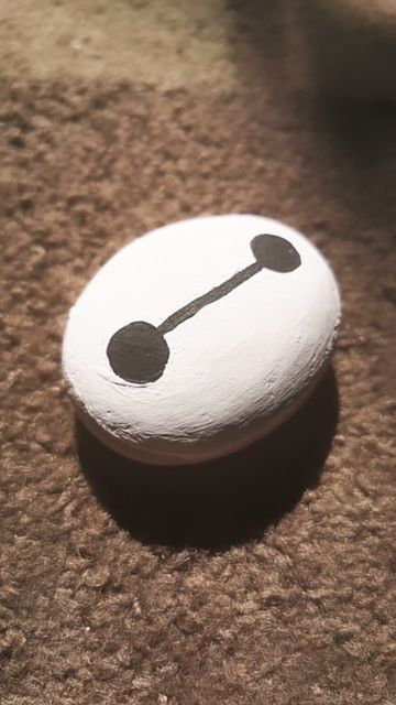 Nebo Child Illustrates on Instagram: "Baymax Painted Rock! Such a fun & easy project for any Disney Fan! #baymax #baymaxstuff #bigherosix #paintedrocks #paintingrocks #diydisney #paintingdisney #artistsoninstagram #disneyfanart" Diy Crafts For Family, Marvel Rock Painting, Acrylic Rock Painting Ideas, What To Paint On A Rock, Inside Out Rock Painting, Disney Rock Painting Ideas Easy, Disney Painted Rocks Easy, Stitch Rock Painting, Black Rock Painting Ideas