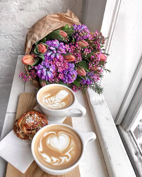 Flowers With Coffee, Coffee With Flowers, Flower And Coffee, Pretty Coffee Cups, Flowers And Coffee, April Aesthetic, Amsterdam Cafe, Coffee And Flowers, Spring Feels