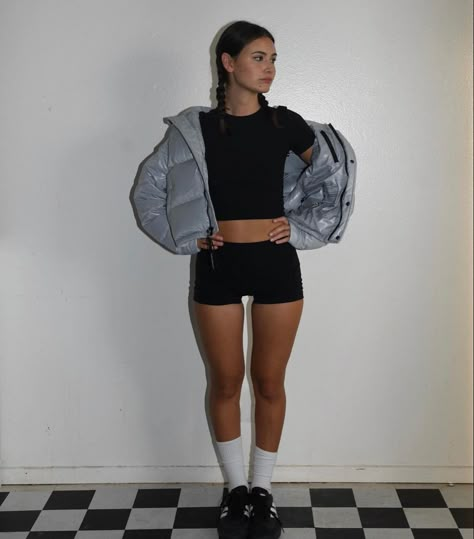 Mini Shorts Outfit, Bella Hadid Outfits, Shorts Outfit, Cute Everyday Outfits, Mini Shorts, Cute Simple Outfits, Basic Outfits, Instagram Foto, Summer Fits