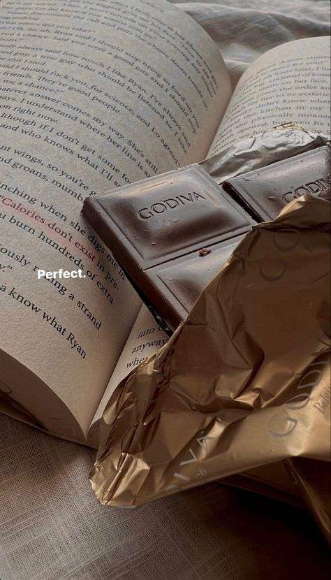 Bookstgram story ideas Godiva Aesthetic, Chocolate Bar Aesthetic, Chocolate Photography Ideas, Chocolate Photography, Milka Chocolate, Book Flatlay, Mothers Day Chocolates, Chocolate Book, Chocolate Photos