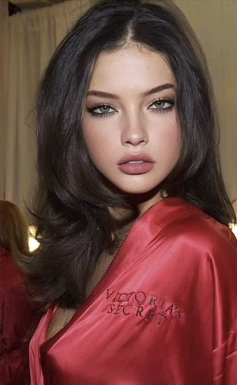 Perfect Model Face, Natural Model Makeup Look, Vs Models Makeup, Pretty Face Shape, V Shaped Face Aesthetic, Vs Model Make Up, Attractive Makeup Looks, Racy Outfits, Seductive Makeup Looks