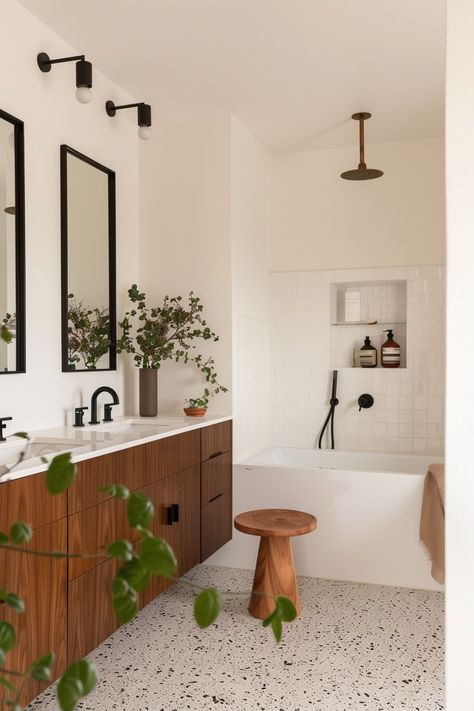 Mid Century Bathroom Colors, Mid Century Ensuite, Midcentury Small Bathroom, Tiny Mid Century Bathroom, Bathroom Scandinavian Design, Small Bathroom Ideas Mid Century Modern, Mid Modern Bathroom Ideas, Midcentury Modern Boho Bathroom, Small Budget Bathroom Ideas