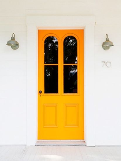 Painting your front door is one of the most effective ways to instantly add curb appeal to your home. But with so many colors out there, how do you choose? Here's a few tips, with tons more inspiration and ideas found here: http://makinglemonadeblog.com/front-door-colors-curb-appeal/ #curbappeal #paint #frontdoors #entryways Orange Front Door, Bright Front Doors, Interior Door Colors, Orange Front Doors, Double Door Entryway, Exterior Door Colors, Yellow Front Doors, Oval Glass Front Door, Front Door Paint