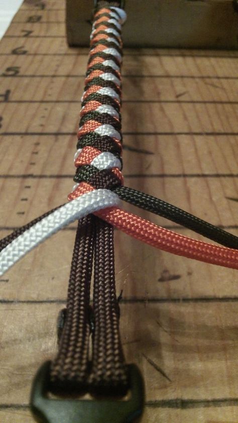 How to Tie a 4 Strand Paracord Braid with a Core and Buckle #survival #jewelry #bracelet #knot 4 Strand Paracord Braid, Hantverk Diy, Paracord Braids, Paracord Diy, 550 Cord, Paracord Knots, Parachute Cord, Paracord Projects, 550 Paracord