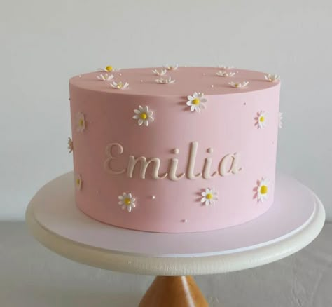 Girls Birthday Cakes Simple, Pink Daisy Birthday Party Ideas, 1st Birthday Girl Cake Ideas, Daisy First Birthday Cake, Daisy Cake Birthday, Pink Daisy Cake, Daisy Birthday Cake, Flower Cake Design, Daisy Cake