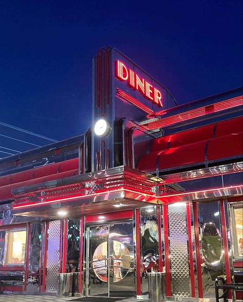 Vintage Diners 1950s, 1950s Diner Exterior, Sock Hop Aesthetic, Retro Restaurant Exterior, 60s Diner Exterior, 50s Aesthetic Diner, Old Diners Vintage, 50s Style Diner, Diner Exterior Design