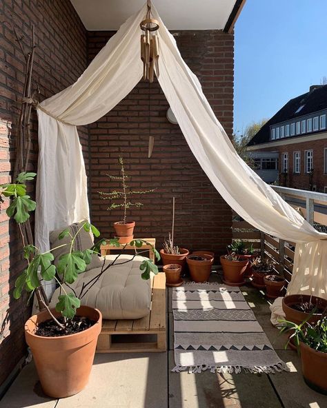 Klein Balkon Decor, Tiny Patio, Balcon Mic, Spending Time Outside, Living Apartment, Apartment Decor Ideas, Patio Decor Ideas, Balkon Decor, Apartment Hacks