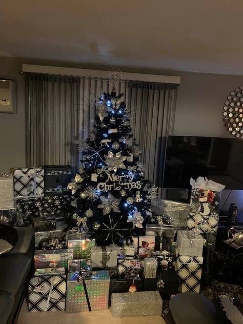 Christmas Trees With Presents, Luxury Christmas Gifts Aesthetic, Christmas Gifts Under Tree Aesthetic, A Lot Of Christmas Presents, Christmas Presents Aesthetic, Christmas Tree With Presents Underneath, Christmas Tree And Gifts, Christmas Tree Presents, Christmas Tree Gifts