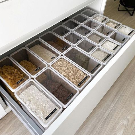 Want to know how to organize the perfect pantry?! Check out these great pantry organization ideas for your kitchen Pantry Organization Ideas, Perfect Pantry, Pantry Organisation, Kitchen Storage Hacks, House Organisation, Kitchen Organization Pantry, Kitchen Organisation, Kitchen Drawer Organization, House Design Kitchen