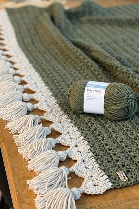 Kmart chunky yarn: how to crochet a stunning chunky throw blanket | Better Homes and Gardens Cowboy Copper, Mom Cut, Crochet Throw Pattern, Crocheted Blanket, Confection Au Crochet, Mode Crochet, Crochet Blanket Designs, Haken Baby, Pola Sulam