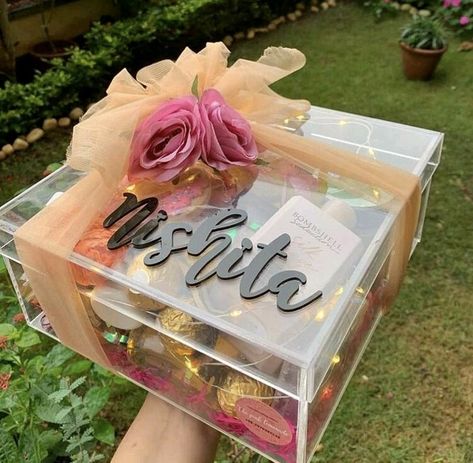 Clear Gift Boxes Ideas, Clear Box Gift Ideas, Clear Gift Box Ideas, Transparent Gift Box Ideas, Gift Tray Decoration Ideas, Plexi Box Gift, Acrylic Gift Box Ideas, Acrylic Packaging Design Boxes, Acrylic Gift Ideas