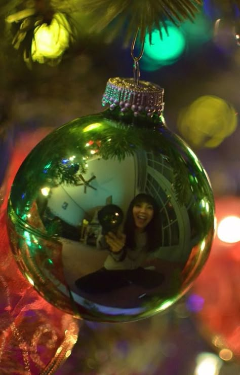 Christmas Photography, creative way to take a 'selfie' Photo Ideas For Christmas, Christmas Photo Instagram, Christmas Light Photo Ideas, Christmas Photo Aesthetic, Christmas Pictures Instagram, Christmas Self Portrait Ideas, Christmas Photo Ideas Instagram, Christmas Selfie Ideas, Outside Christmas Photoshoot