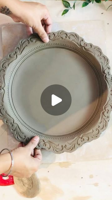 Hand Building With Clay, Slab Plates Ceramics, Valentine Pottery Ideas, Ceramic Platters Handmade, Pottery Plate Designs, Diy Ceramic Plate, Clay Slabs Designs, Hand Pottery Ideas, Pottery Plates Handmade