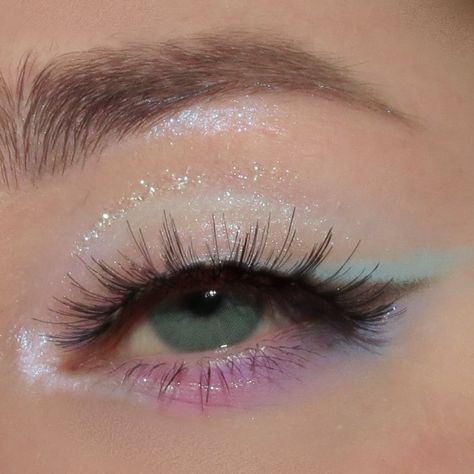 Cute Spring Makeup Looks, Cute Eye Looks, Iridescent Eye Makeup, Fairy Tale Makeup, Focusing On School, Dancing Makeup, Cottagecore Makeup, Sequin Makeup, Iridescent Makeup