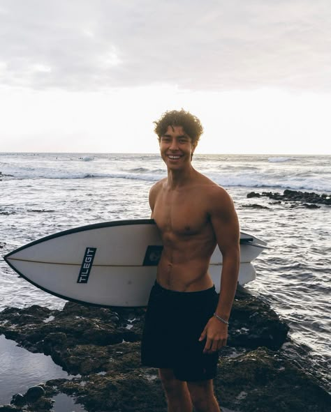 Guy With Surfboard, Surfing Pictures Men, Cute Surfer Boys, Athletic Body Men, Surf Guys, Surfer Men, 2030 Vision, Man Surfing, Granola Boy