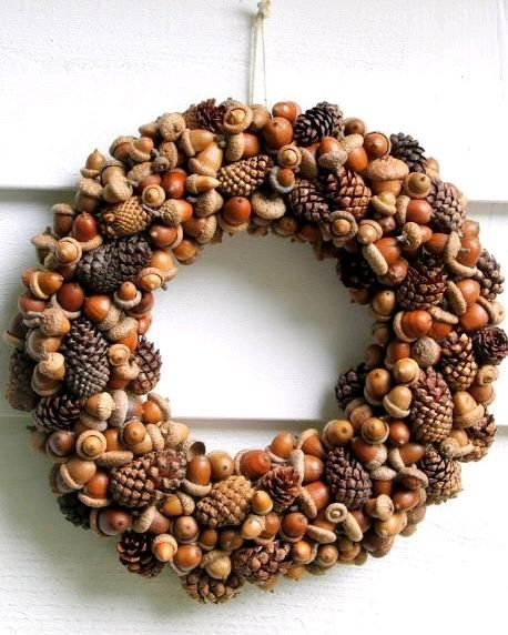 Dishfunctional Designs: DIY Autumn Wreaths That You Can Make Part II Acorn Craft, Acorn Wreath, Acorn Crafts, Deco Nature, Idea Room, Cones Crafts, Pinecone Wreath, Diy Fall Wreath, Pine Cone Crafts