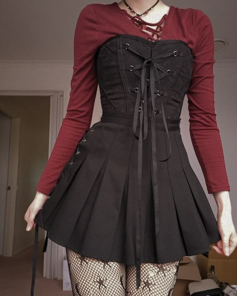 Corset Alternative Outfits, Corset Outfit Inspiration, Grunge Vampire Aesthetic Outfit, Dark Vampire Aesthetic Outfit, Vampire Ideas Outfits, Dark Vampire Outfits, Alternative Corset Outfit, Grunge Vampire Outfit, Vampire Aesthetic Outfit Casual