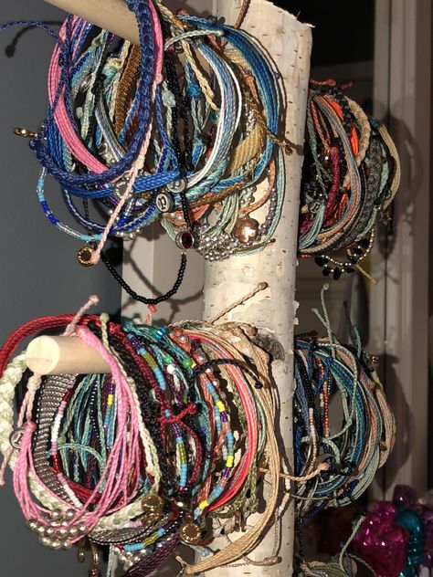 Girly Bracelets, Surf Jewelry, Estilo Hippie, Wrist Jewelry, Jewelry Accessories Ideas, Dope Jewelry, Summer Bracelets, Funky Jewelry, Girly Jewelry