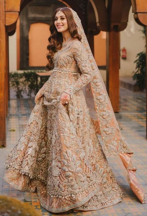 Walima Dresses Pakistani Brides, Walima Dresses Pakistani, Fancy Dupatta, Asian Wedding Dress Pakistani, Pakistani Bridal Dress, Indian Wedding Gowns, Walima Dress, Wedding Dress Bustle, Embroidery Embellishments