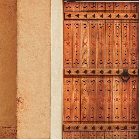 The legacy of Diriyah and the Najd region's brightly colored, patterned, and engraved doors. Nadji doors are considered one of the most… | Instagram Bedouin Pattern, Saudi Pattern, Saudi Architecture, Artistic Elements, Hotel Branding, Booth Design, Animal Logo, Bright Colors, Interior Architecture