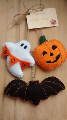 Pin for Later: More Smiles Than Scares: 17 Cute Halloween Decorations For Kids Felt Halloween Elements Etsy seller GinghamFlower's Halloween ornaments ($10) come with three decorations, which can also be made into keychains or brooches. Halloween Felt Crafts, Moldes Halloween, Halloween Hanging Decorations, Bricolage Halloween, Cute Halloween Decorations, Halloween Decorations For Kids, Halloween Sewing, Adornos Halloween, Felt Halloween