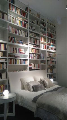 Bookshelves Above Bed, Bedroom With Bookshelf, Library Bedroom Ideas, Bedroom Library Ideas, Diy Kitchen Organizer, Library Room Ideas, Scandinavian Interior Bedroom, Aesthetic Kitchen Decor, Bedroom Library