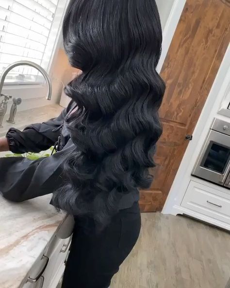 Hollywood Waves Long Black Hair, Long Hair Hollywood Waves, Hollywood Waves Quinceañera, Old Hollywood Waves Long Hair, Hollywood Waves Black Hair, Beach Waves Black Hair, Beach Waves Black Women, Long Hollywood Waves, Hollywood Waves Long Hair