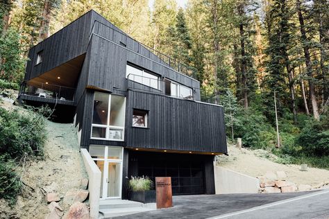 Chris Price's black TreeHaus staggers down wooded hill in Utah House Built Into Hill, Built Into Hillside, House Built Into Hillside, Hillside Houses, One Room Cabins, Passive House Design, Hillside House, Forest Home, Modern Rustic Homes