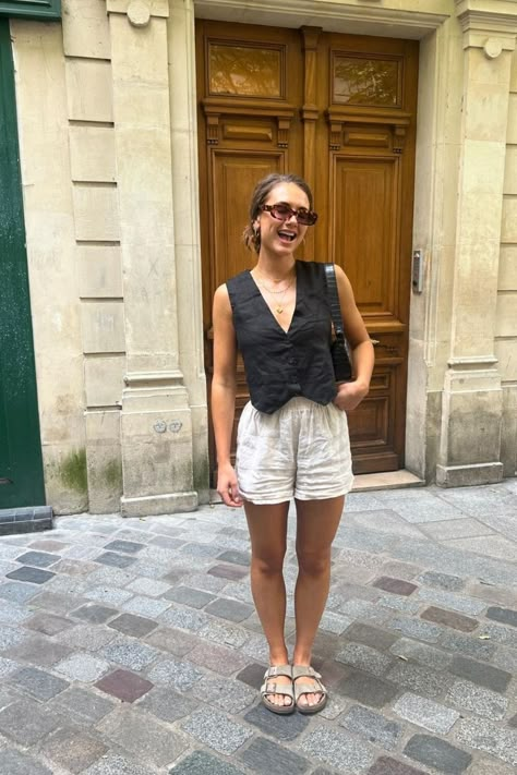 Summer Outfit Elegant Casual, Linen Shorts Street Style, Comfortable Dress Outfits, Linen Spring Outfit, Natural Linen Outfit, Summer Dress Code Outfits, Short Linen Pants Outfit, Summer Outfits Linen Shorts, Aesthetic Comfortable Outfits