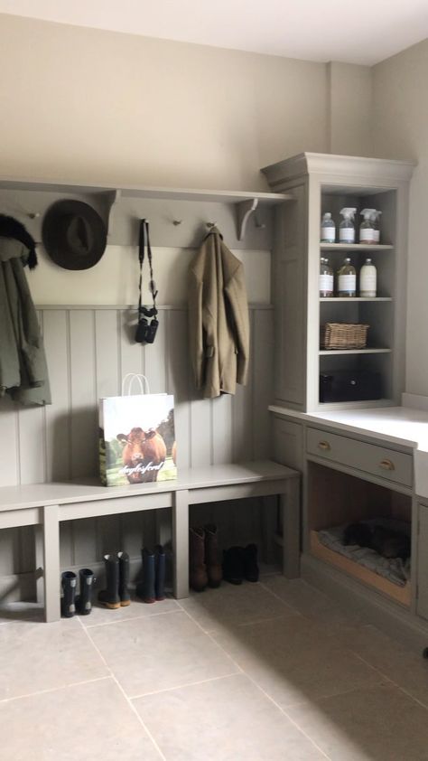 Utility Boot Room Ideas, Mud Room Storage Ideas, Mud Room Utility, Ikea Mud Room, Boot Room Ideas, Study Games, Rustic Benches, Utility Laundry Room, Utility Boot Room