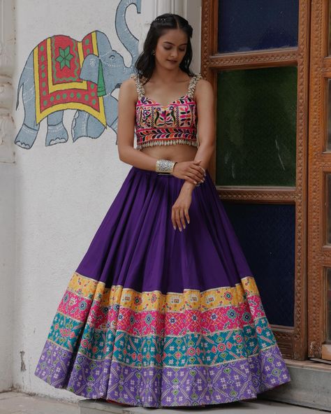 Gujarati Outfits, Gamthi Blouse Designs, Patola Blouse Design Work, Trending Lengha, Chaniya Choli Blouse Pattern New, Navratri Design, Navratri Ideas, Gamthi Work, Indian Outfits Modern