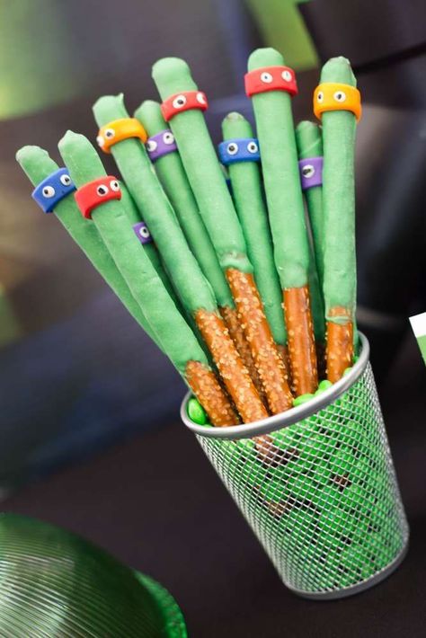 Love these chocolate dipped pretzels at this TMNT Party. Such a great idea!! Ninja Turtles Party Games, Tmnt Birthday Cakes, Ninja Turtles Food Ideas, Tmnt Snacks, Mutant Mayhem Birthday Party, Ninja Turtle 2nd Birthday, Tmnt Birthday Cake Ideas, Diy Tmnt Party Decorations, Ninja Turtle Themed Birthday Party