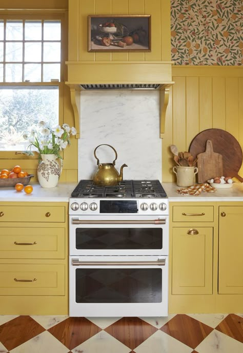 Cabin Kitchens Ideas, Log Cabin Kitchens, British Kitchen, Yellow Cabinets, Kitchens Ideas, White Appliances, Cabin Kitchens, Yellow Kitchen, Tiny Kitchen