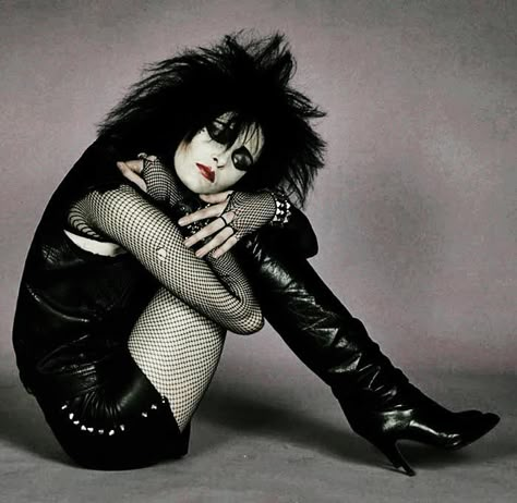 Female Artists Music, Siouxsie Sioux, Siouxsie And The Banshees, Artists Music, A Punk, Punk Rocker, Girl Celebrities, Gothic Beauty, Gothic Punk